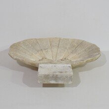White marble water basin or sink, Italy circa 1750