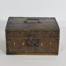 Small coffer or box in wood and leather, France circa 1600-1700