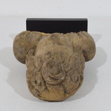 Baroque carved oak angel head on wings, France circa 1650-1700