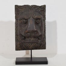 Carved wooden lion fragment, France circa 1650-1750