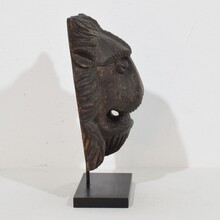 Carved wooden lion fragment, France circa 1650-1750