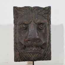 Carved wooden lion fragment, France circa 1650-1750