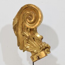 Hand carved giltwood baroque curl ornament, Italy circa 1750