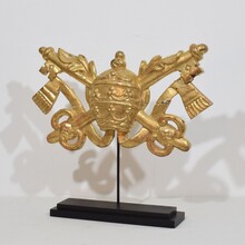 Hand carved giltwood Papel coat of arms, Italy circa 1750