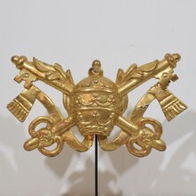 Hand carved giltwood Papel coat of arms, Italy circa 1750