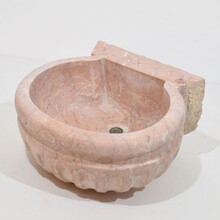 Pink marble water basin or sink, Italy circa 1750-1850