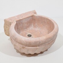 Pink marble water basin or sink, Italy circa 1750-1850