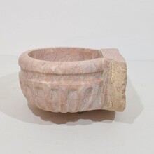 Pink marble water basin or sink, Italy circa 1750-1850