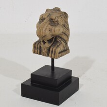 Small carved oak lion fragment, France circa 1650-1750