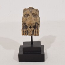 Small carved oak lion fragment, France circa 1650-1750