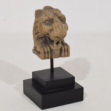 Small carved oak lion fragment, France circa 1650-1750