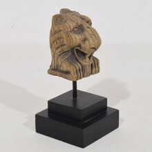 Small carved oak lion fragment, France circa 1650-1750