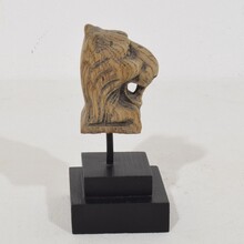 Small carved oak lion fragment, France circa 1650-1750