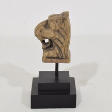 Small carved oak lion fragment, France circa 1650-1750