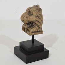 Small carved oak lion fragment, France circa 1650-1750