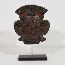 Baroque carved wooden coat of arms, Italy circa 1650-1750